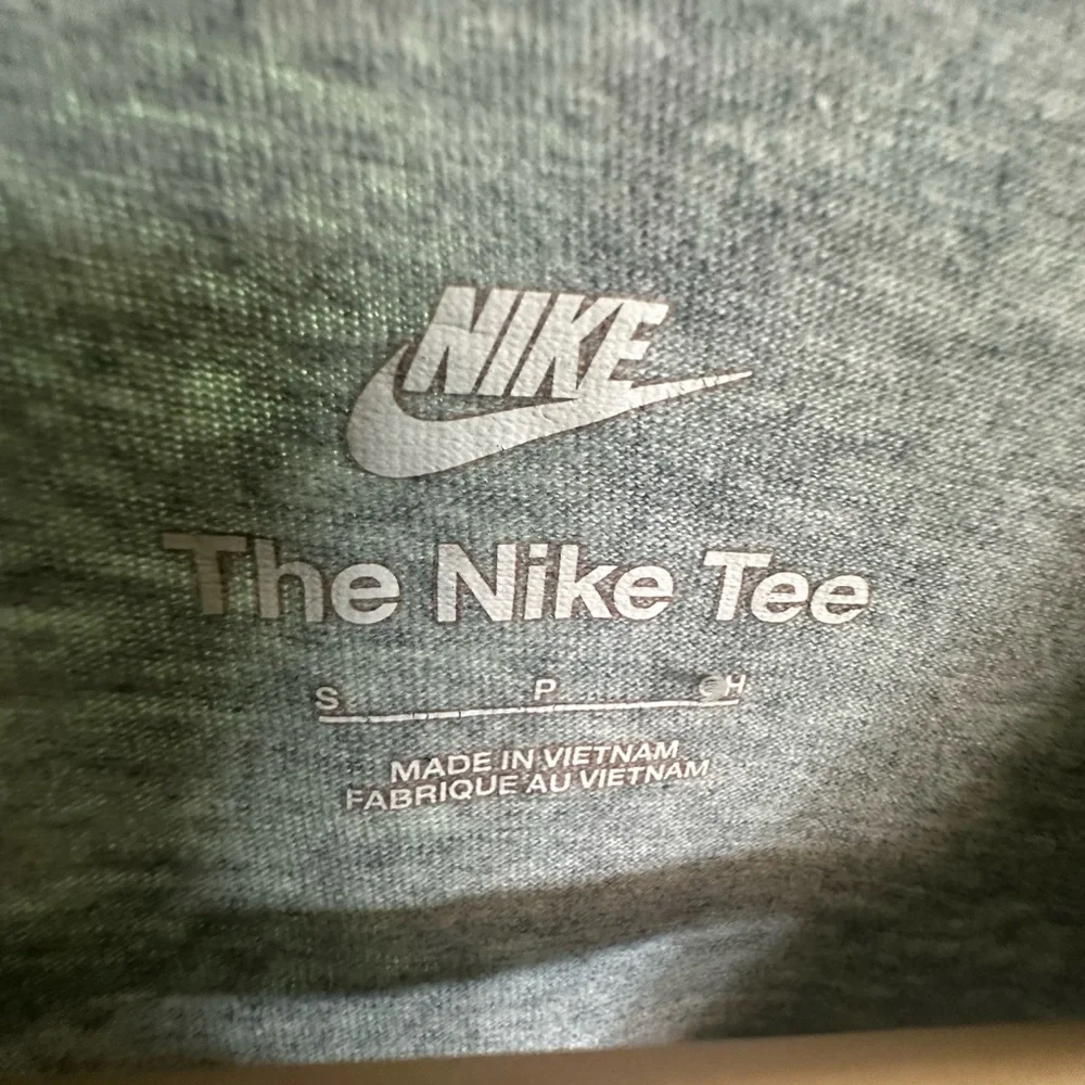 Nike Gray Short Sleeve Tee Classic Comfort - Picture 5 of 5